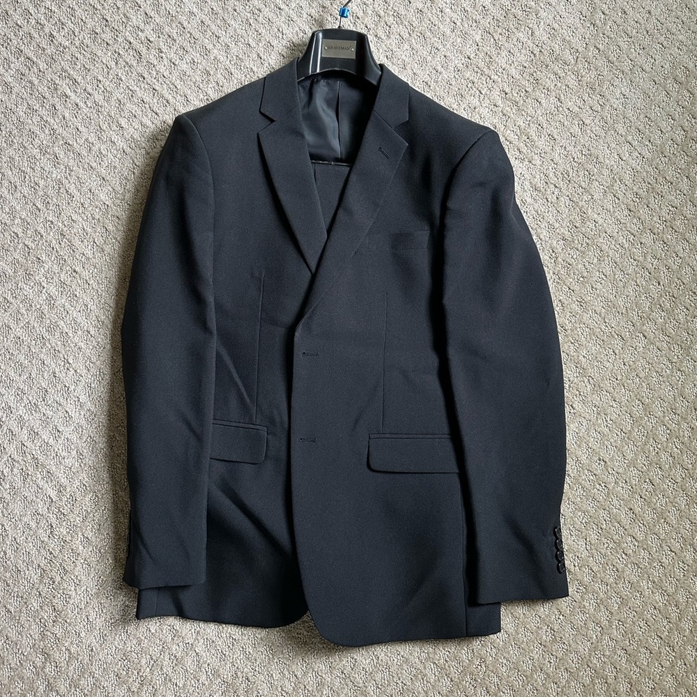 Black suit. Jacket 40R, pants 34W. Braveman brand.
